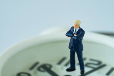 iş veya zaman geri sayım kavramı minyatür işadamı Fi