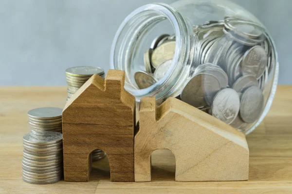 sikke ve paralar yığını ile ahşap minyatür ev cam ja