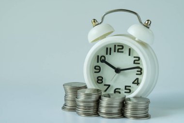 Beyaz çalar saat ve yığın olarak kaydetme veya zaman geri sayım kavramı 