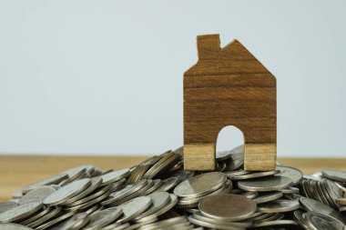 ahşap minyatür ev mali sav olarak sikke yığını üzerine