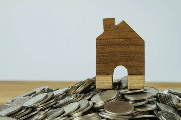 ahşap minyatür ev mali sav olarak sikke yığını üzerine