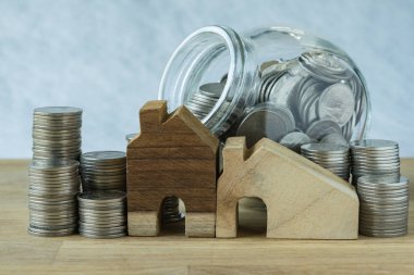 sikke ve paralar yığını ile ahşap minyatür ev cam ja