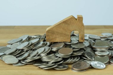 ahşap minyatür ev mali sav olarak sikke yığını üzerine