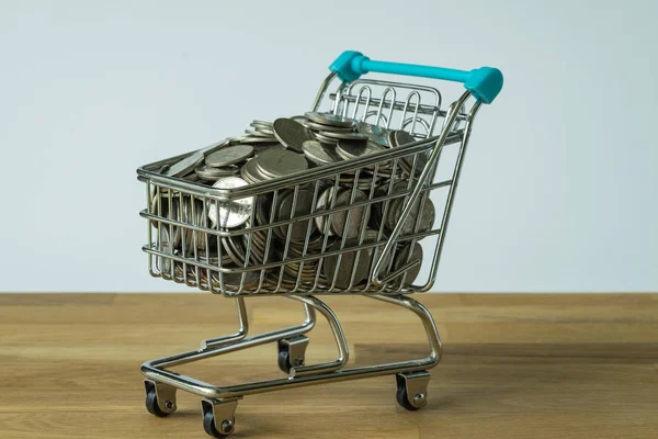 Enfoque selectivo en mini carrito de compras con lleno de monedas como tienda — Foto de Stock