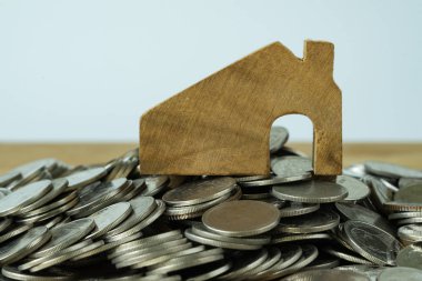 ahşap minyatür ev mali sav olarak sikke yığını üzerine