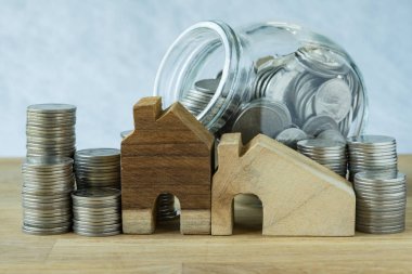 sikke ve paralar yığını ile ahşap minyatür ev cam ja