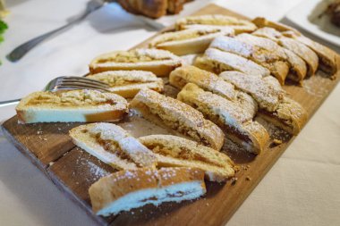 tatlı elma pişmiş ekmek için İtalyan kahvaltısı hazır