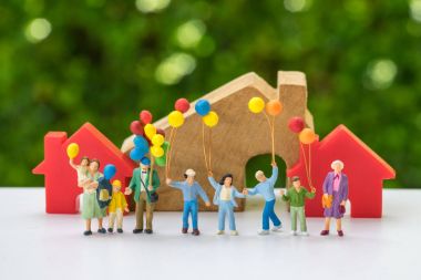 Mutlu aile balonlar önünde tutan insanlarla minyatür 