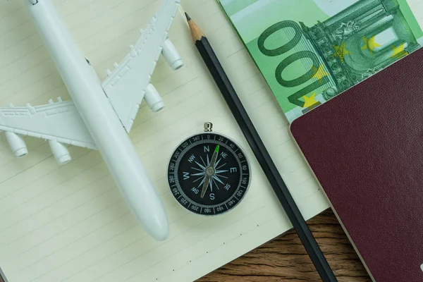 玩具飞机，指南针，铅笔，欧元钞票的旅游概念 — 图库照片