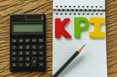 beyaz kağıt Not ve renkli ahşap alfabe KPI ile hesapla