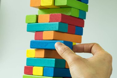 Renkli ahşap blok içinde Tower Risk olarak çekerek el veya 