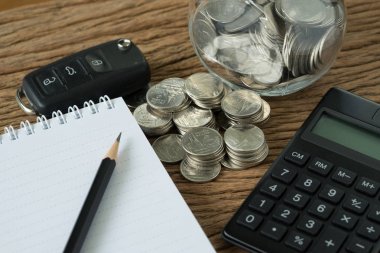 hesap makinesi, araba anahtarı ve p sikkelerin yığında seçici odak