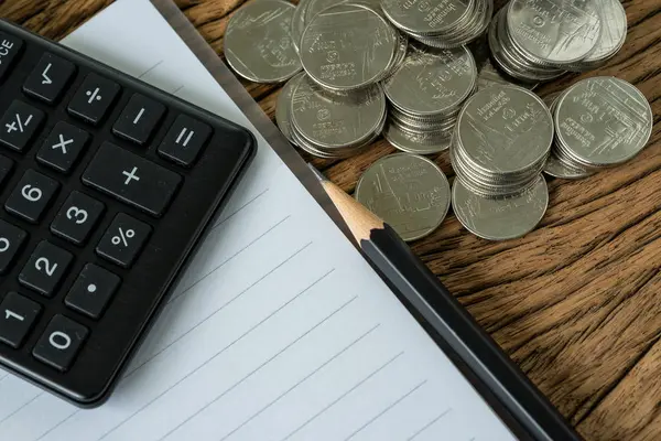 kalem ve Not Defteri ile paralar, hesap makinesi ahşap sekmesinde yığını