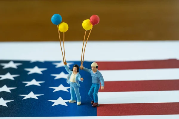 Μινιατούρα ευτυχισμένη αμερικανική οικογένεια εκμετάλλευση μπαλόνια στέκεται στο Uni — Φωτογραφία Αρχείου