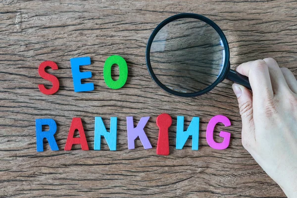 Erkek holding Büyüteç eller ve renkli alpha düzenlemek