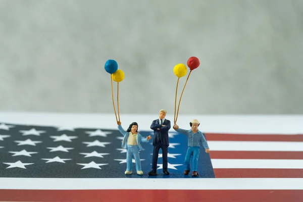 Miniatyr lycklig amerikansk familj håller ballonger stående på Uni — Stockfoto