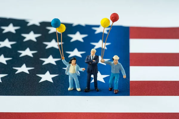 Miniatyr glad amerikansk affärsman med familj anläggning ballong — Stockfoto