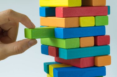 Renkli ahşap blok içinde Tower Risk olarak çekerek el veya 