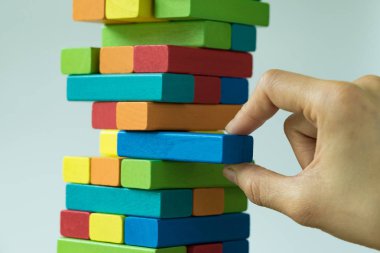 Renkli ahşap blo çekerek el ile istikrar veya risk kavramı