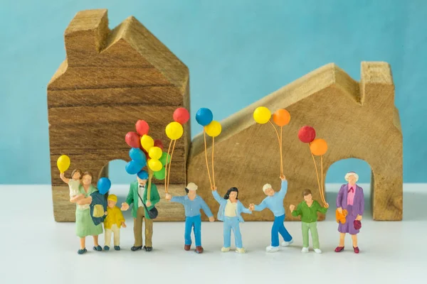 Mutlu aile balonlar önünde tutan insanlarla minyatür 