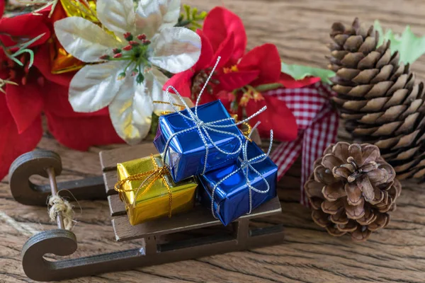 Regalo en miniatura cajas de regalo en Santa Claus trineo como Navidad — Foto de Stock