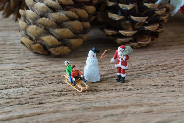 Figura miniatura de Santa Claus dando regalo a los niños felices como — Foto de Stock