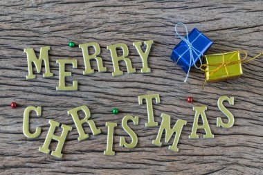 Altın alfabe Merry Christmas wo renkli mevcut kutusunda ile