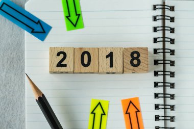 ahşap küp blok 2018 ile okları yastık üzerinde seçici odak üstünde değil