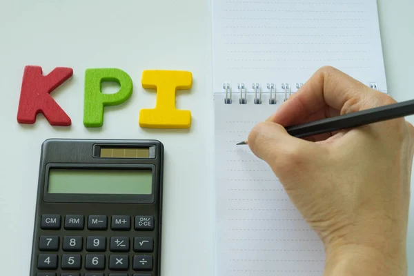 Enfoque selectivo en la mano que sostiene el lápiz en la nota del papel blanco con — Foto de Stock