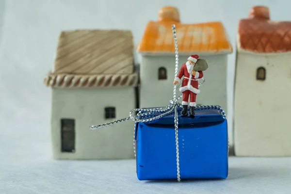 Figura miniatura de Santa Claus de pie en la caja de regalo grande como chri — Foto de Stock