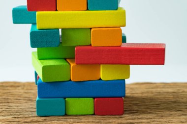 kararsız renkli ahşap blok kulesi olarak Risk veya istikrar concep