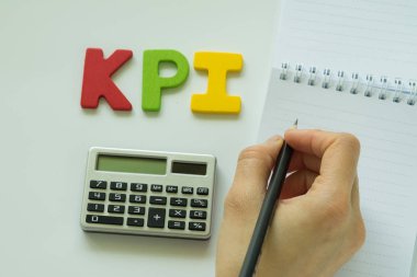 Beyaz kağıt kayda ile kalem tutan el tarih seçici odak 