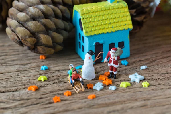 Figura miniatura de Santa Claus con muñeco de nieve y estrellas como christma — Foto de Stock
