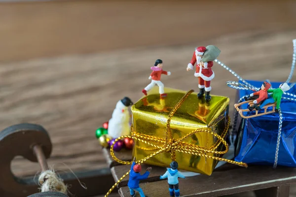 Figura miniatura de Santa Claus de pie en la caja de regalo grande en slei — Foto de Stock