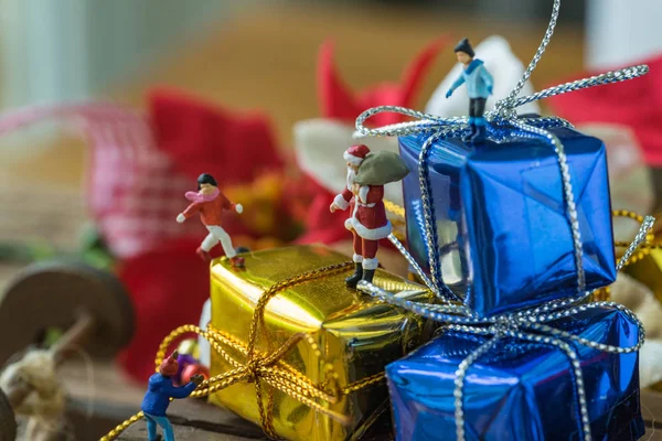 Figura miniatura de Santa Claus de pie en la caja de regalo grande en slei — Foto de Stock