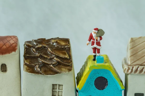 Macro vista de la figura en miniatura de Santa Claus de pie en el techo chim — Foto de Stock