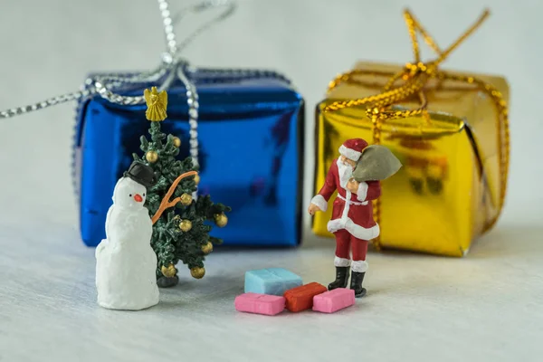 Figura miniatura de Santa Claus de pie con las cajas de regalo presentes un — Foto de Stock