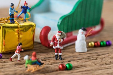 Minyatür resim Noel Baba mutlu çocuk çalışan ve sta ile