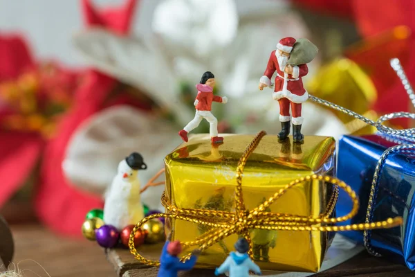 Figura miniatura de Santa Claus de pie en regalo regalo de oro grande — Foto de Stock