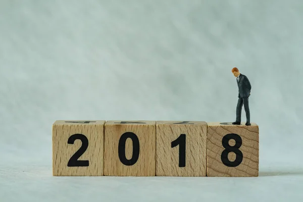 Мініатюрні бізнесмени стоять на дерев'яному блоці 2018 з білим b — стокове фото
