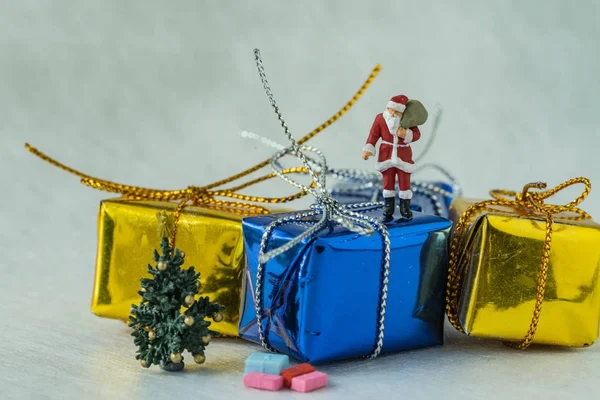 Figura miniatura de Santa Claus de pie en las cajas de regalo presentes como M — Foto de Stock