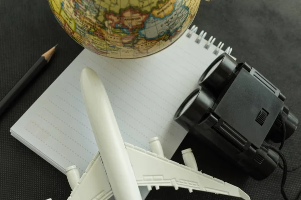 Concept de voyage du monde avec avion jouet et jumelles sur blanc — Photo