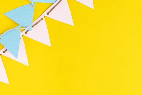 Festival decoração vintage bandeiras coloridas em backg amarelo sólido — Fotografia de Stock