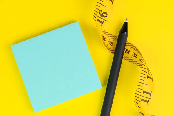 Nota adhesiva en blanco para escribir mensajes con pluma y grifo de medición — Foto de Stock