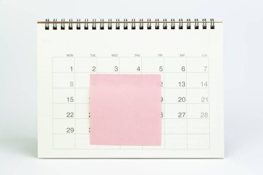 Metni calend üzerine koymak için kopyalama spreyle pembe boş yapışkan not