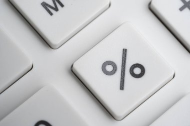 Finansör olarak kullanılan beyaz hesap makinesi yüzde düğmesi kapatıldı