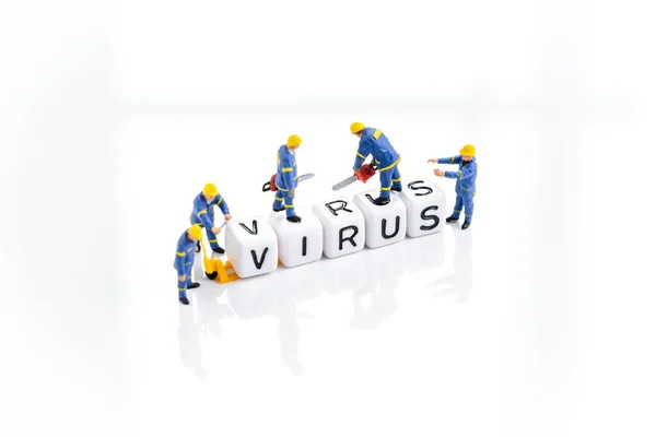 Hombres miniatura en uniforme azul construyendo el bloque de cubo ingenio — Foto de Stock