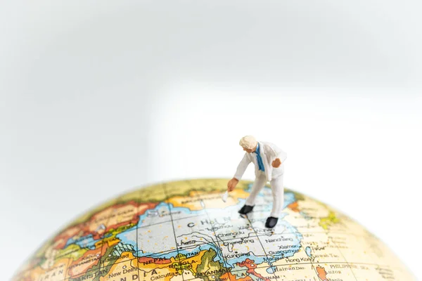 Miniature people man standing and pointing on China map on globe — Stock Photo, Image