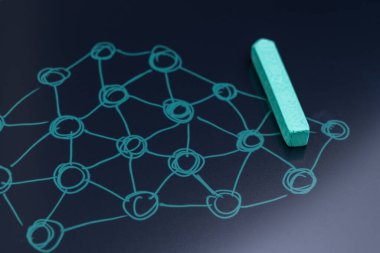 Yapay zeka, sinirsel ağ düğümleri, sosyal ağ veya modern blok zinciri kavramını merkeziyet etmek için makine öğrenimi, karatahta bir ağ olarak çizgi ile noktayı birleştiren tebeşir çizimi.