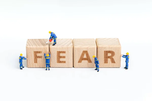 Miniature Personnes Travailleur Aider Construire Cube Bloc Bois Avec Alphabets — Photo